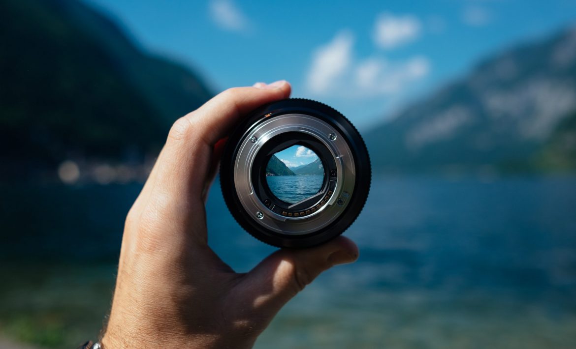Magnifier is highlighted to show blue lake, clouds and mountains